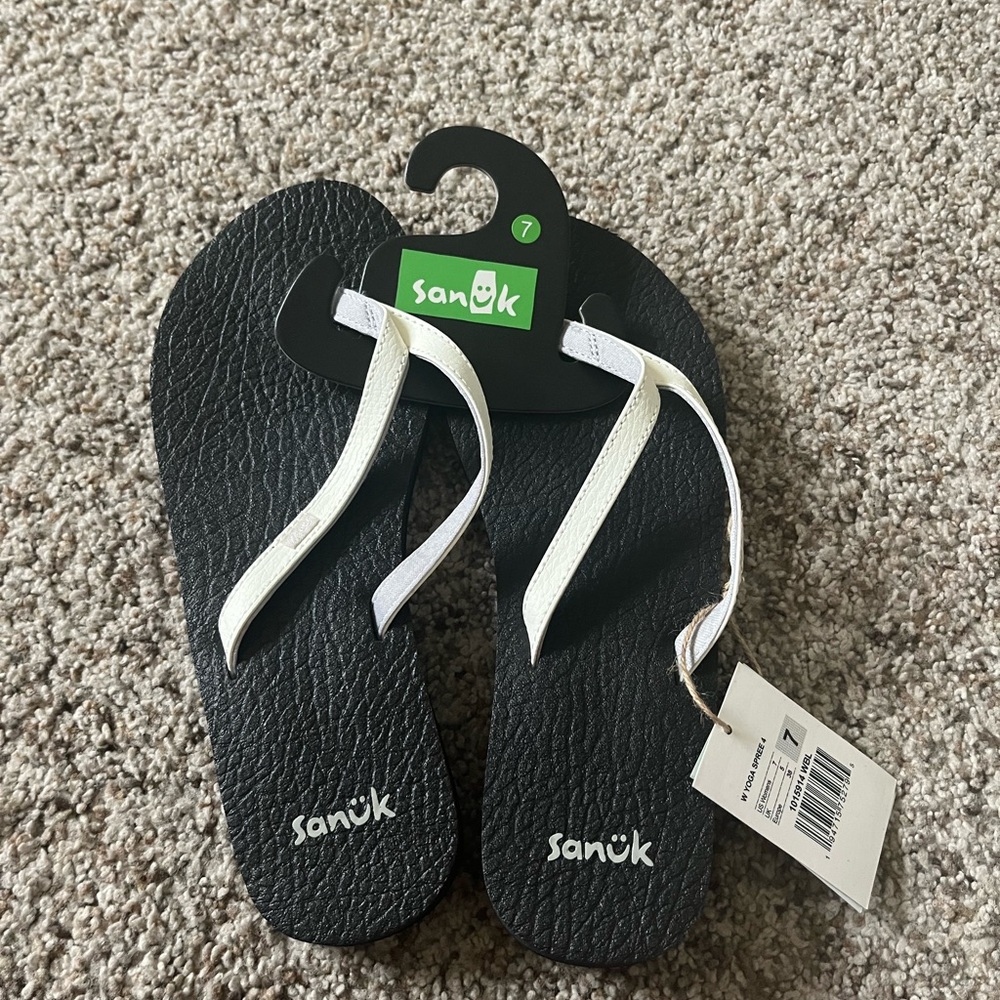 NWT Sanuk flip flop